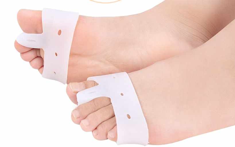 발가락 보조제품의 형태와 사용 모습을 보여주는 참고사진