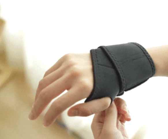 손목 보호대의 형태와 사용 모습을 보여주는 참고사진